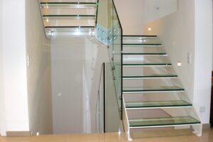 szklane schody i barierka