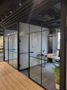 szklane drzwi do wnętrza