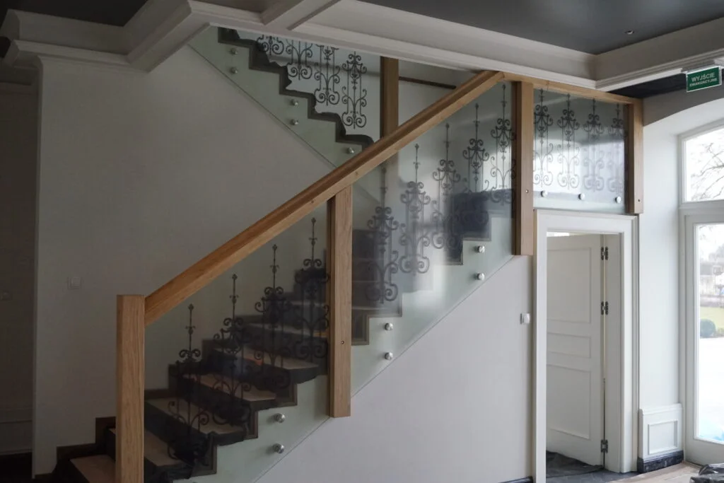 Schody z balustradą szklaną - nowoczesne rozwiązania