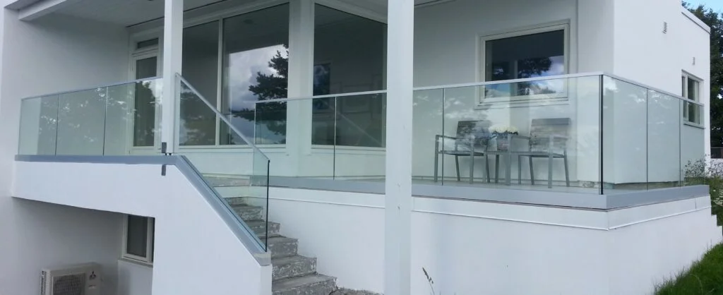 Zalety szklanych balustrad