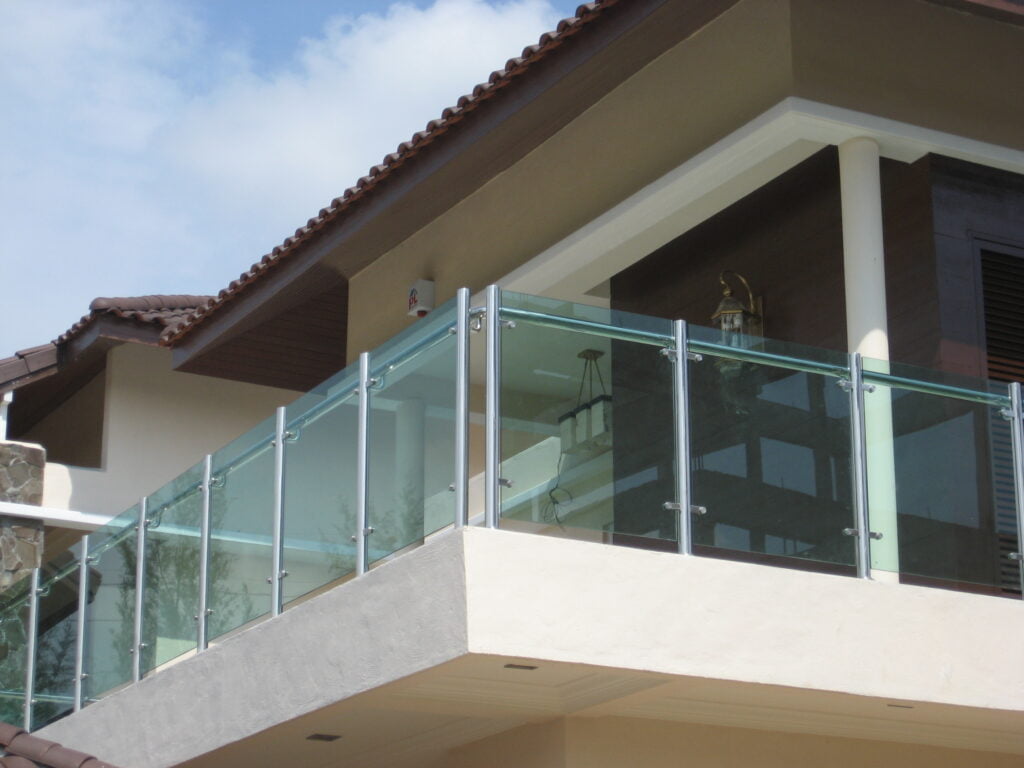 jakie szkło na balustrady zewnętrzne? balkon