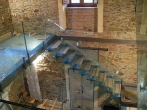 Szklane schody Toruń: Nowoczesne rozwiązania do wnętrz premium