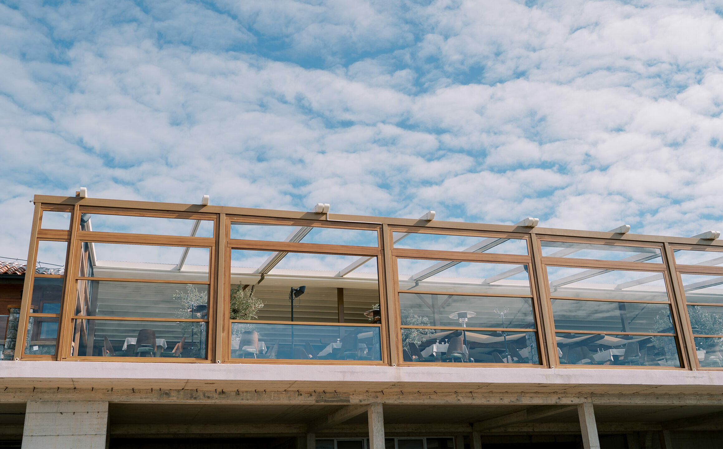 Szklane zadaszenia balkonu – nowoczesność i funkcjonalność w Twoim domu